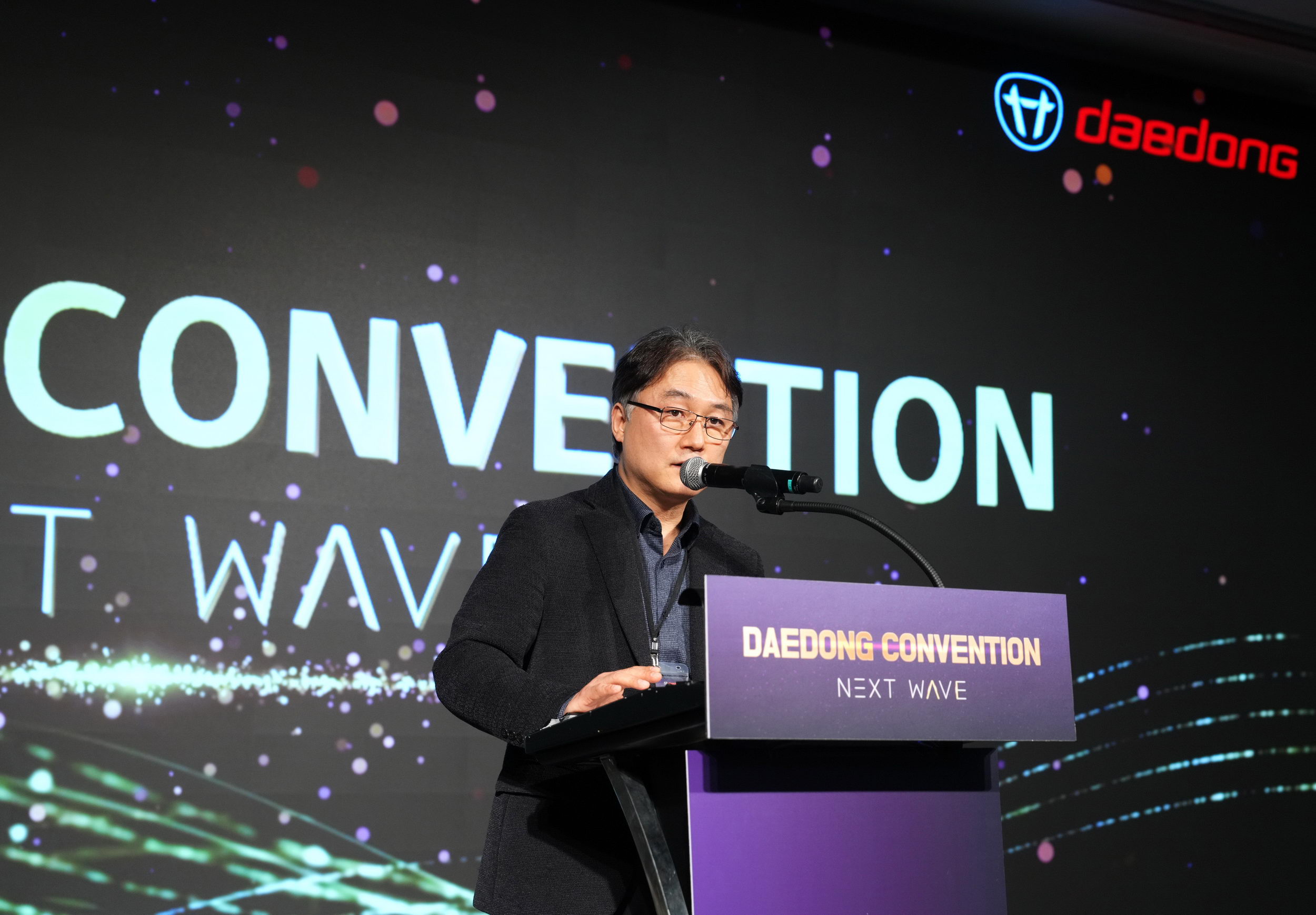 대동(공동대표 김준식, 원유현)은 ‘2025 국내 대리점 총회’를 개최하고 이 자리에서 농업용 운반로봇 'RT100' 출시를 공식 선언했다. 이광욱 대동 국내사업부문장이 행사에 앞서 인사말을 전하고 있다.